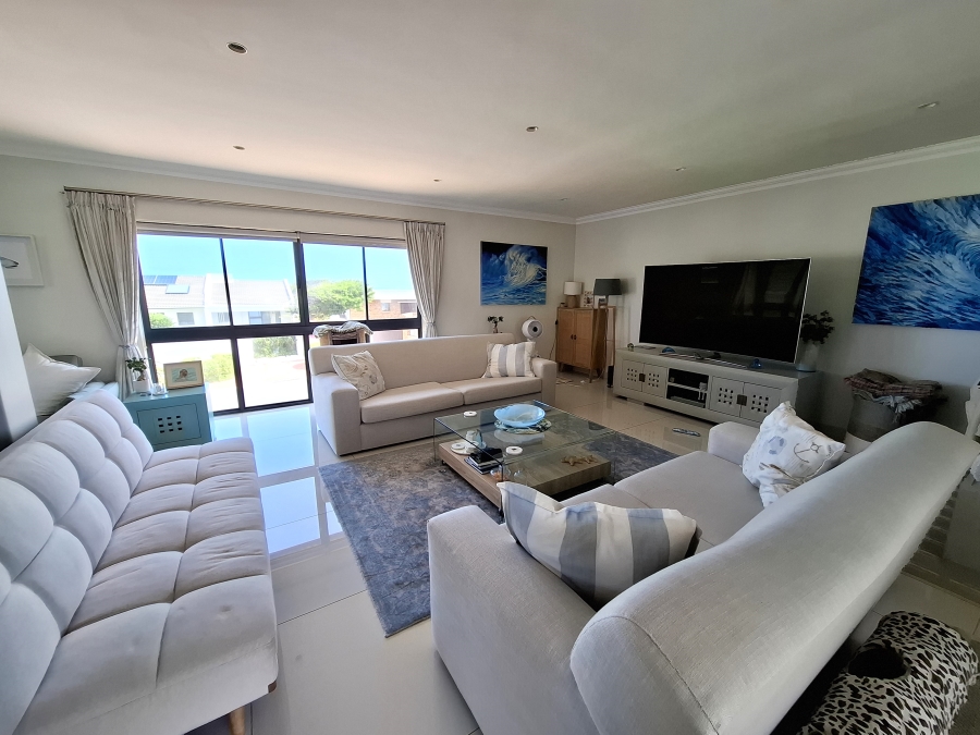 To Let 4 Bedroom Property for Rent in Bloubergstrand Western Cape